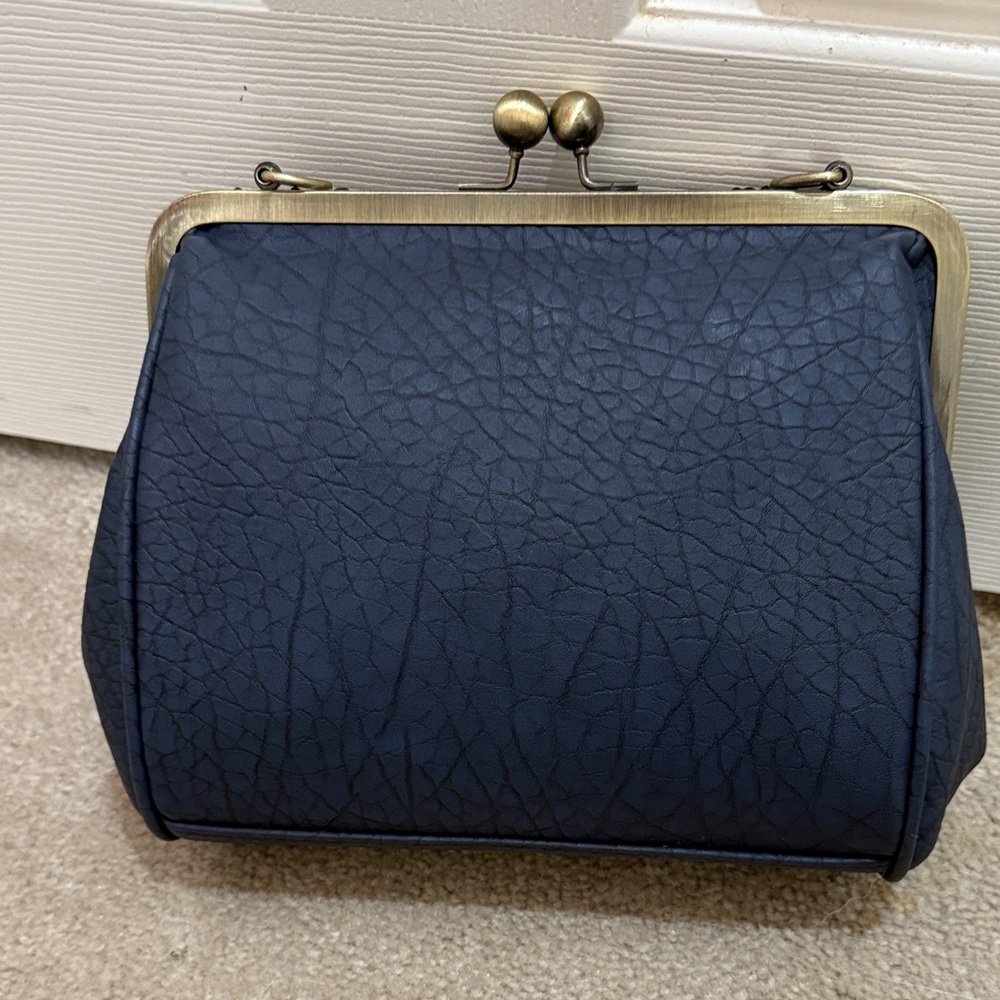 Vintage-Inspired Navy Clutch with Gold Detailing Retro - Picture 3 of 3